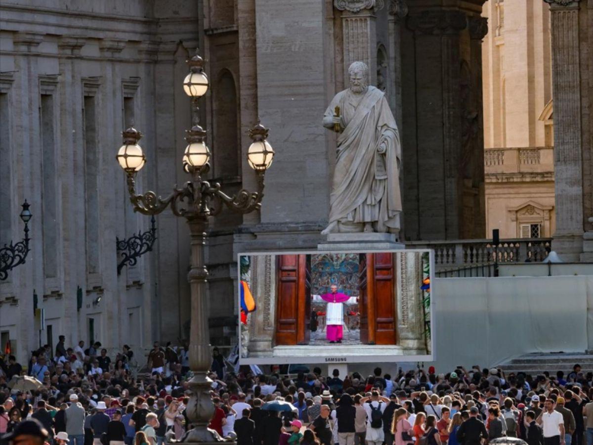Así viven los feligreses la espera de la primera fumata del cónclave