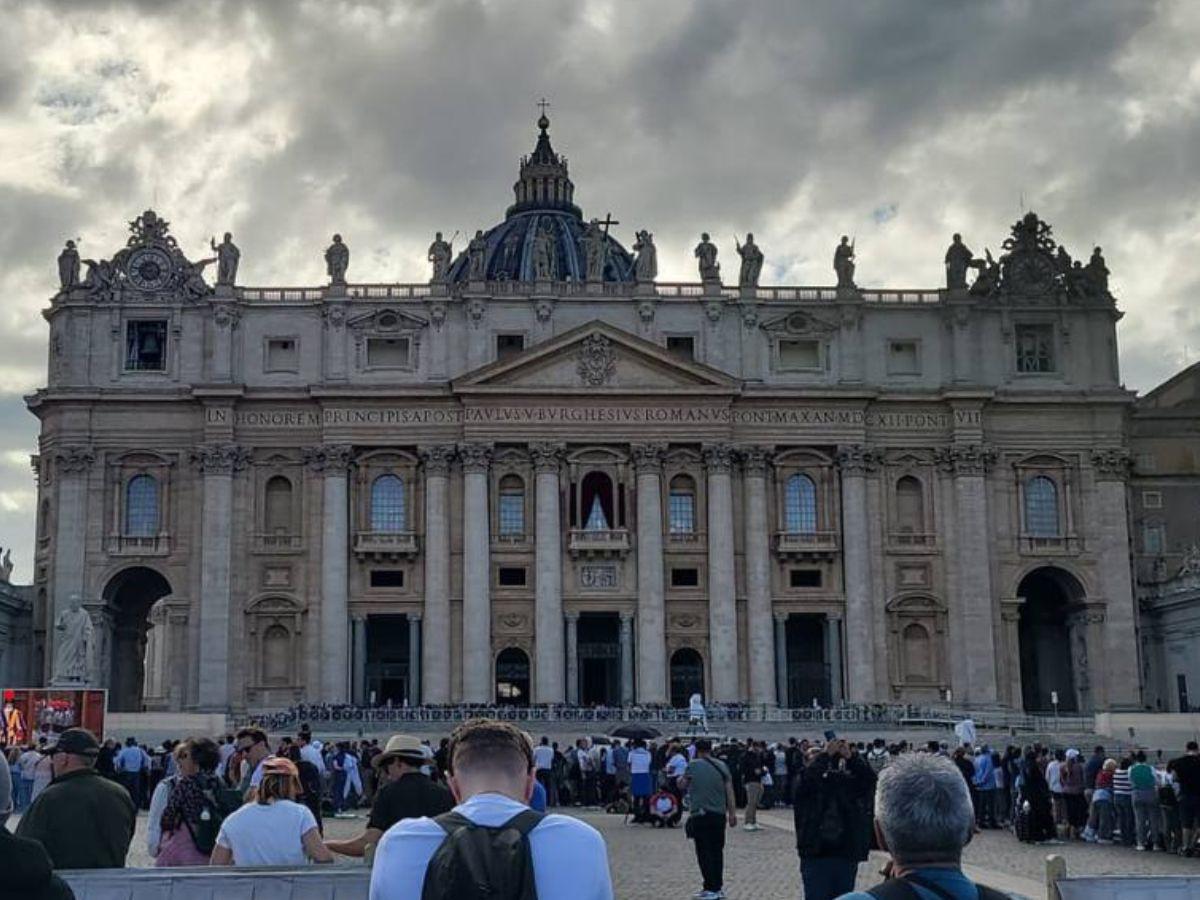 Así viven los feligreses la espera de la primera fumata del cónclave
