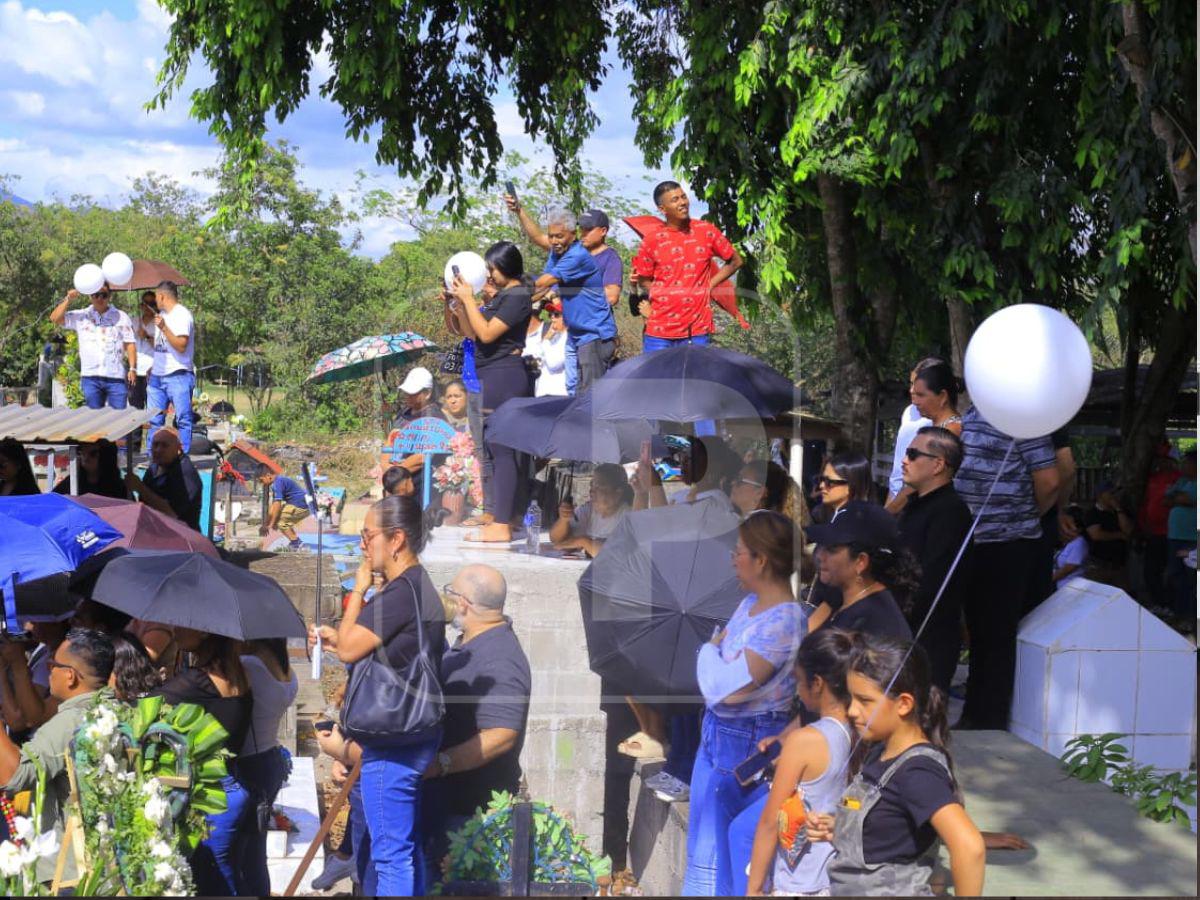 Te fuiste, doña Mecha”: fotos desgarradoras del sepelio de Hernán Martínez