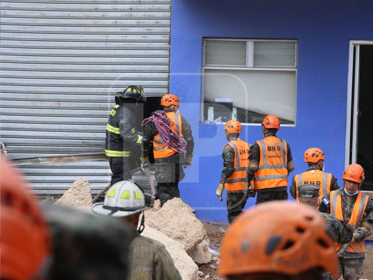 Derrumbe en el anillo periférico deja al menos cuatro personas soterradas, según bombero
