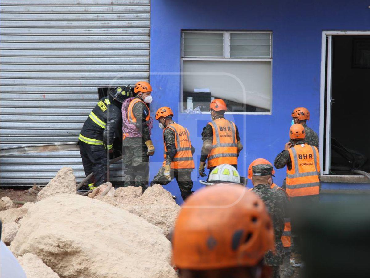 Así es la heroica labor del Cuerpo de Bomberos en medio del derrumbe en el anillo periférico