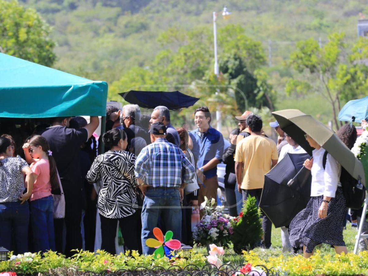 Dolor y lamento: así fue el velorio de Claudia Suyapa Garay, víctima del derrumbe en Loarque