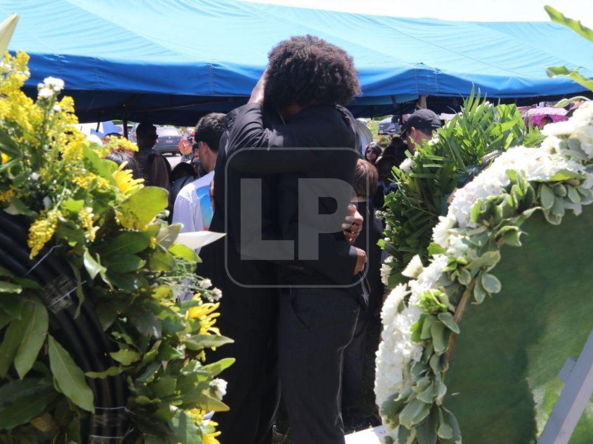 Entre aplausos y homenajes despiden al periodista Arístides Aceituno en Tegucigalpa