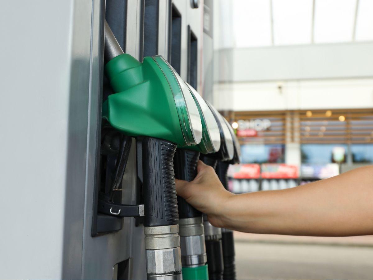 Golpe al bolsillo: estas son las causas que están disparando el precio de los combustibles en Honduras