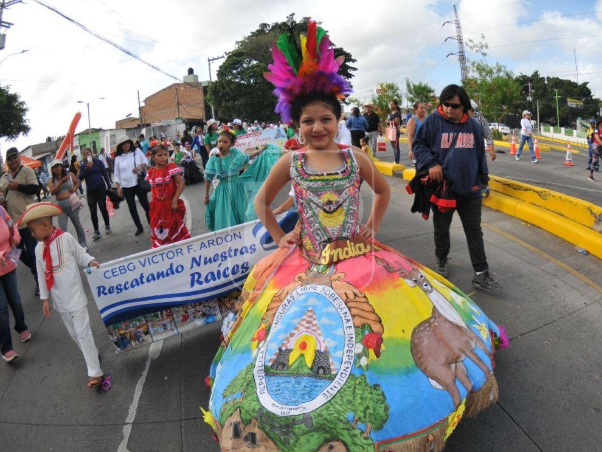 Bandas, palillonas y pomponeras: niños llenan de color las calles de Tegucigalpa