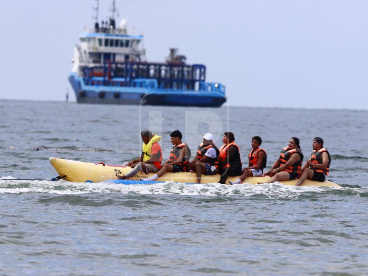 Así disfrutan los hondureños las bellas playas de Puerto Cortés durante el Feriado Morazánico