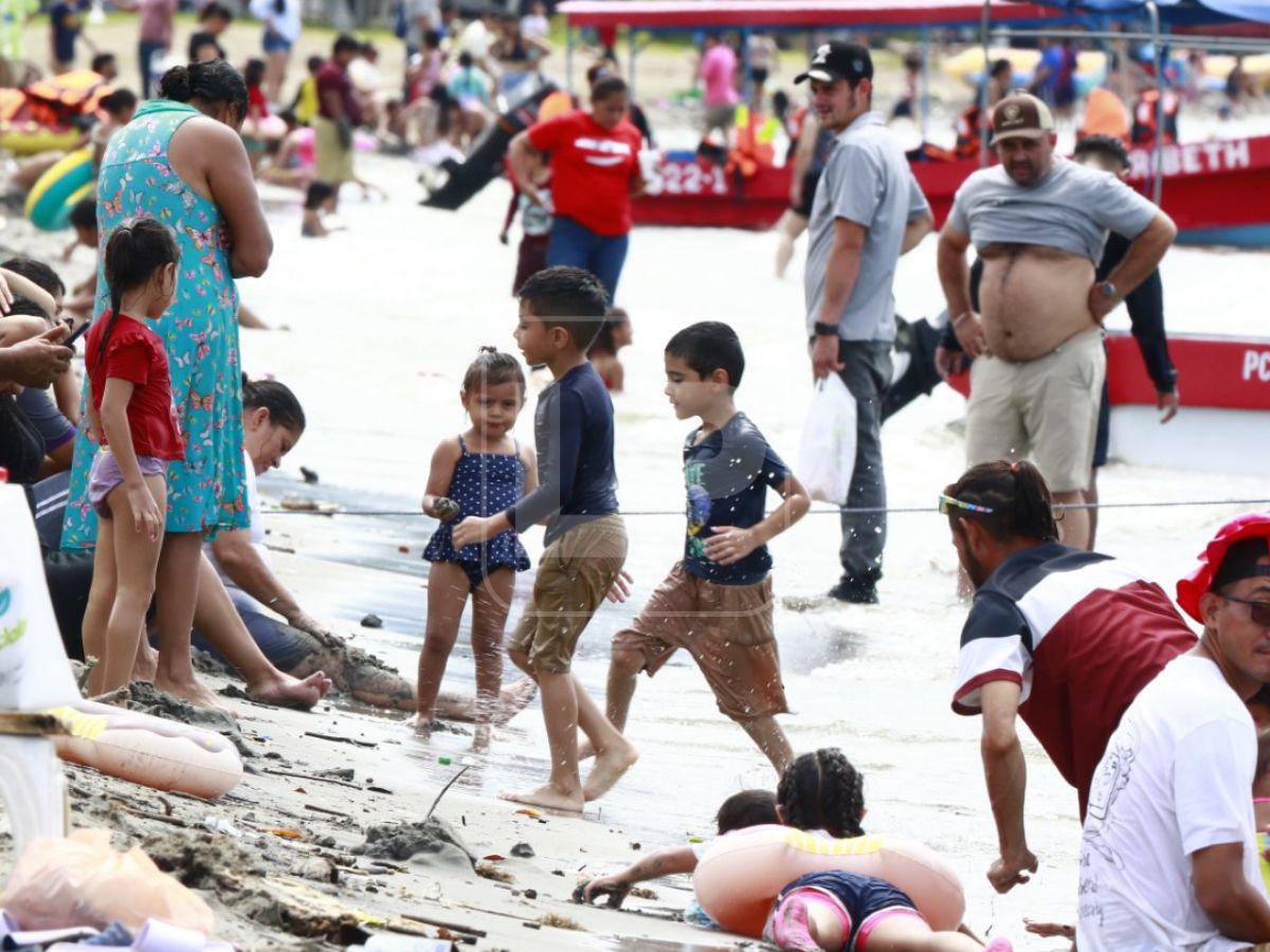Así disfrutan los hondureños las bellas playas de Puerto Cortés durante el Feriado Morazánico