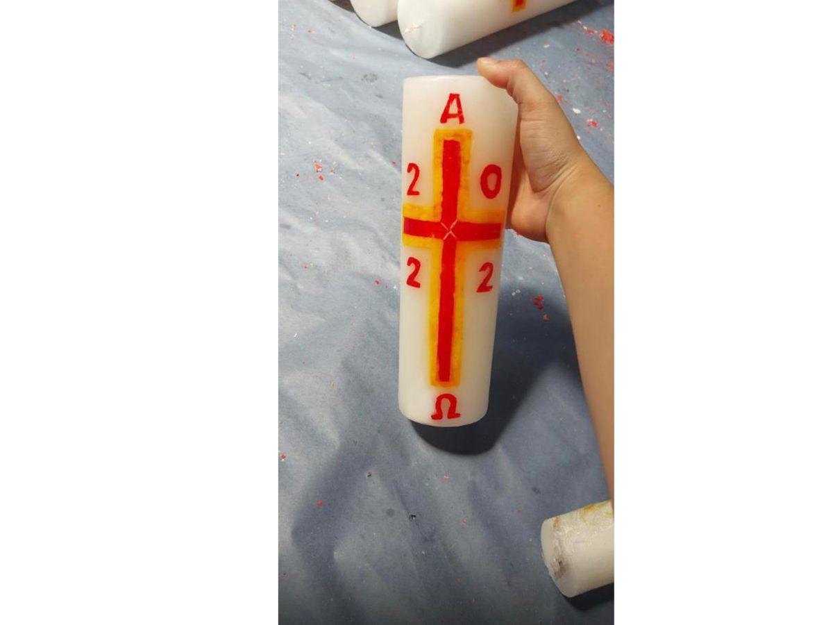 Es el tipo de cirio que elaboran en la pastoral penitenciaria y donde en estos momentos necesitan mano de obra