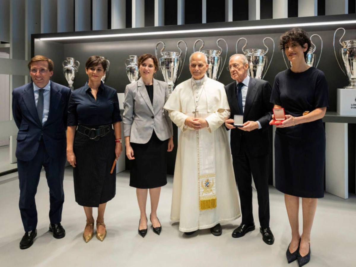 La fe y el canto de 70 mil fieles abrazan al papa en el estadio Santiago Bernabéu