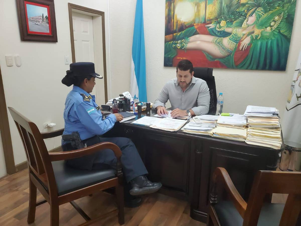 La jefa de la UDEP-1 Sub Comisionada Bu Cruz, se reunión con el alcalde ceibeño Bader Dip, con el fin de trabajar en conjunto por la seguridad en La Ceiba.