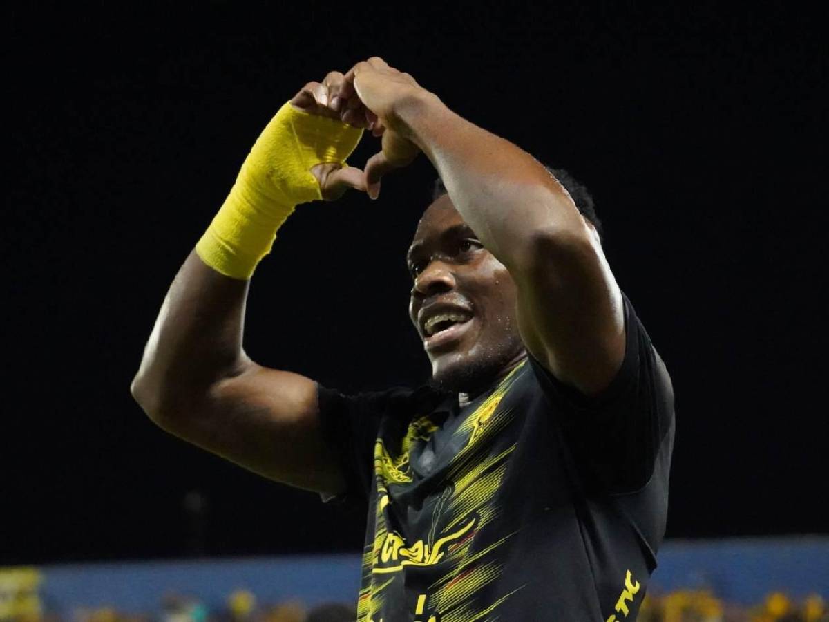 Alegría del Real España, chicas, susto con jugador y gesto de Jeaustin