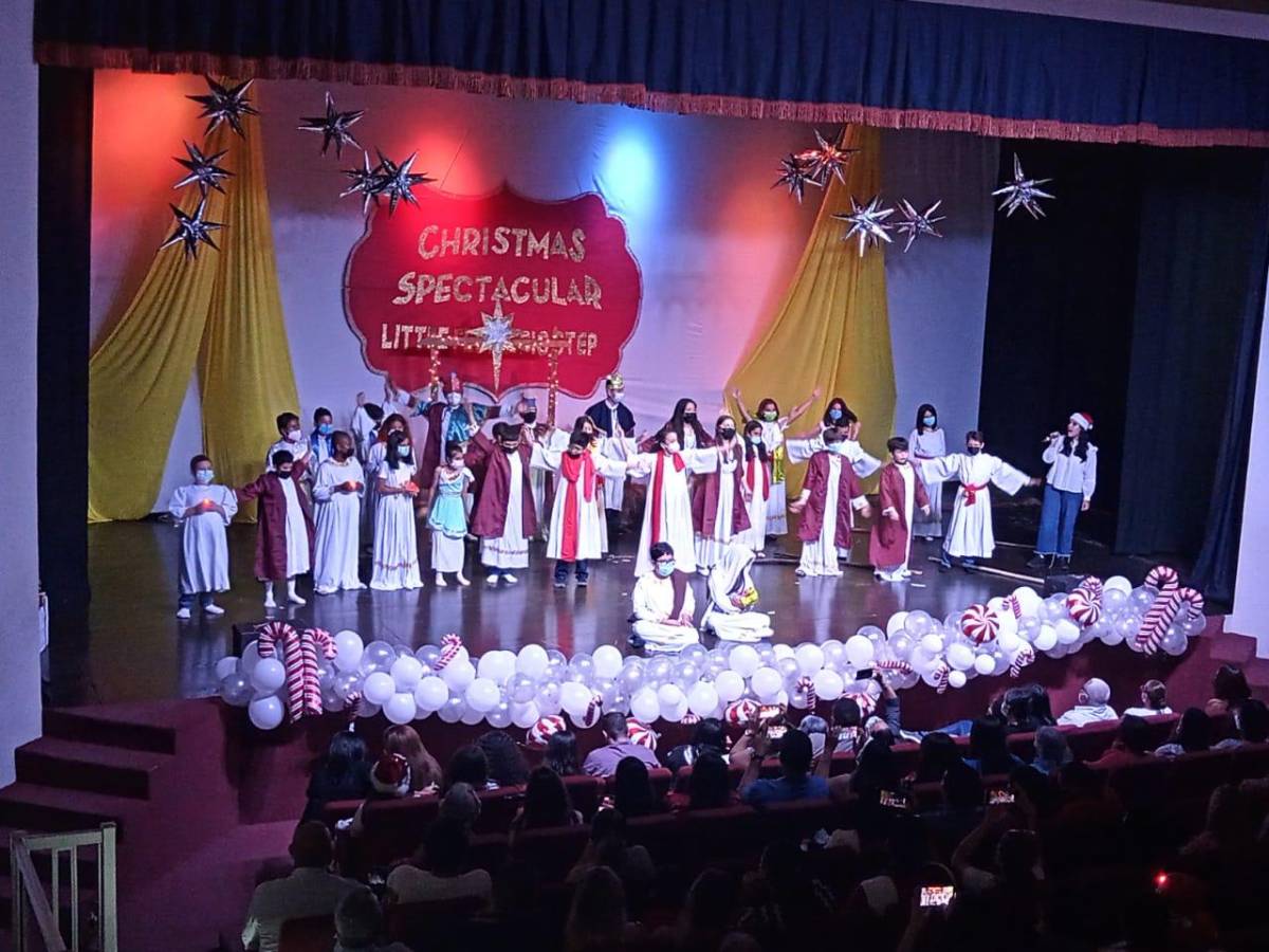 Los alumnos de 5 y 6 grado cerraron el espectáculo con una representación del nacimiento de Jesús.