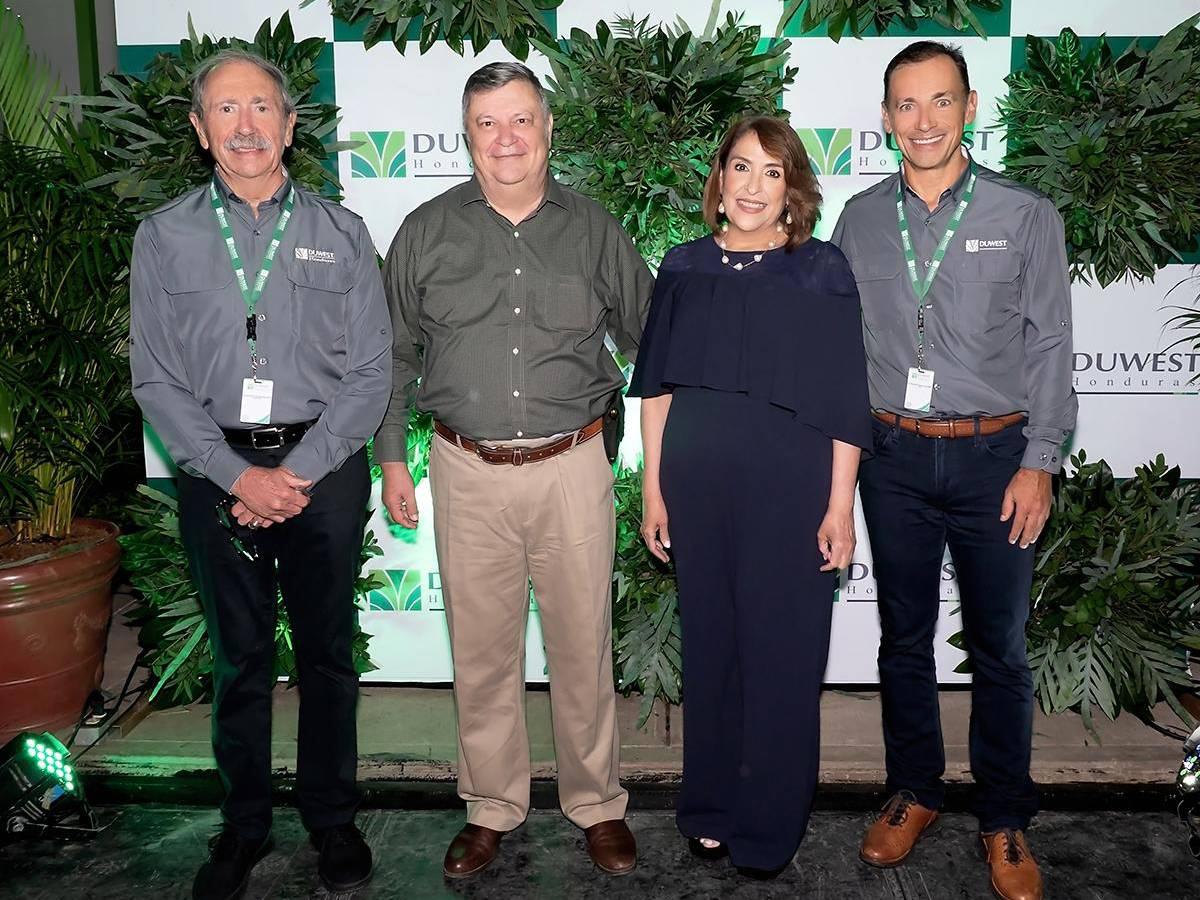 Raimundo Riojas Encinas, Roberto Medina, Magda Arias de Medina y Raimundo Riojas Aguirre.