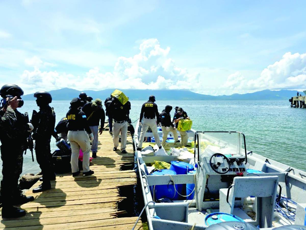 Las autoridades trasladaron la droga a Puerto Castilla donde personal del Ministerio Público realizó el pesaje.