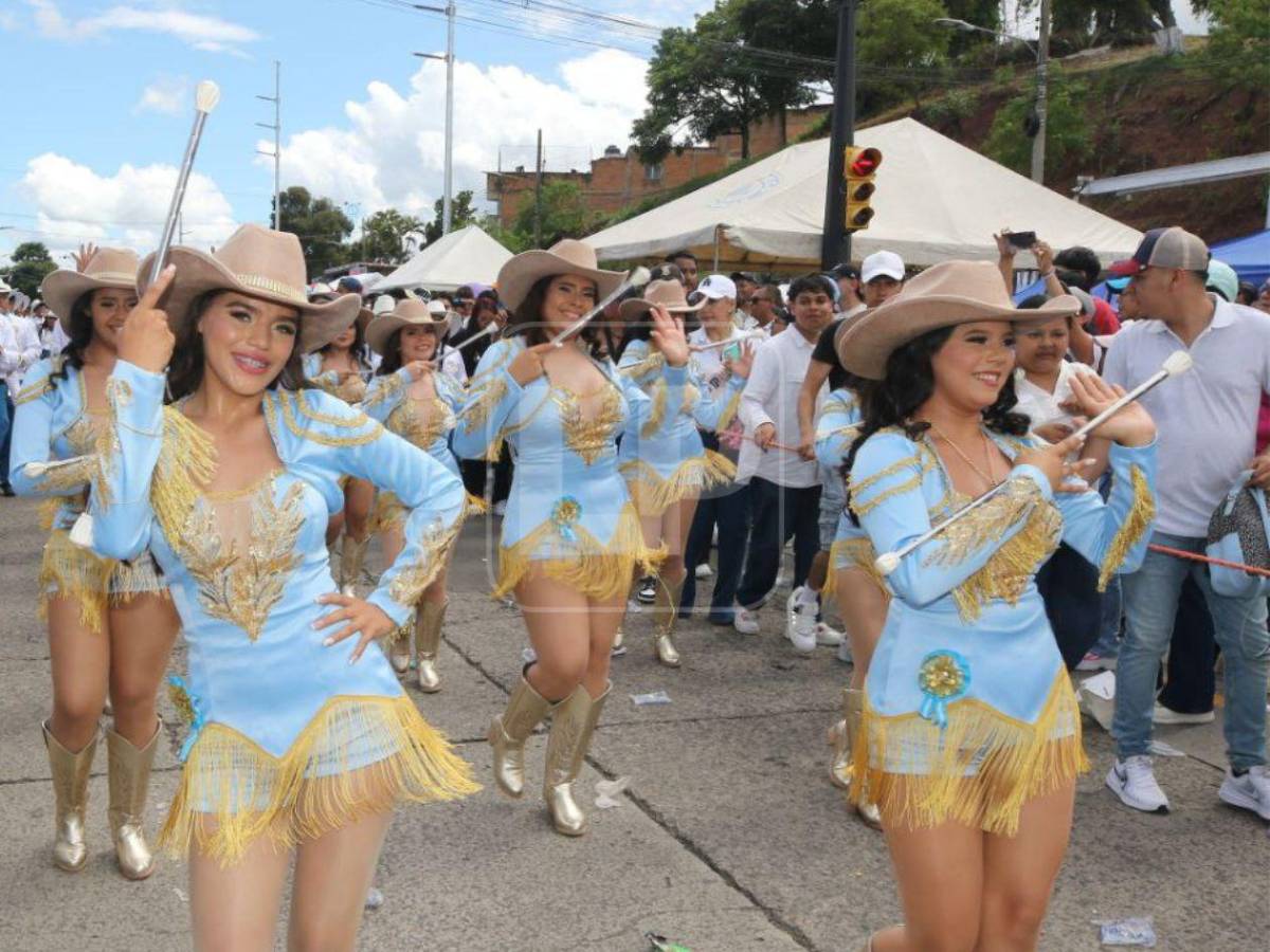 Quiénes son las hermosas palillonas 'vaqueritas' que se robaron las miradas por su originalidad