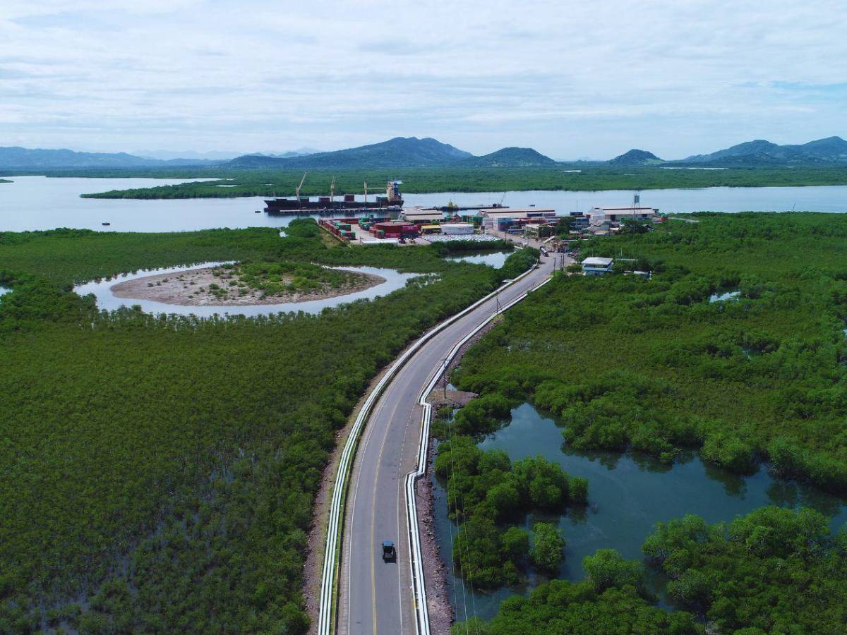 Autos, combustibles y barcos saturan el único puerto activo del Pacífico hondureño