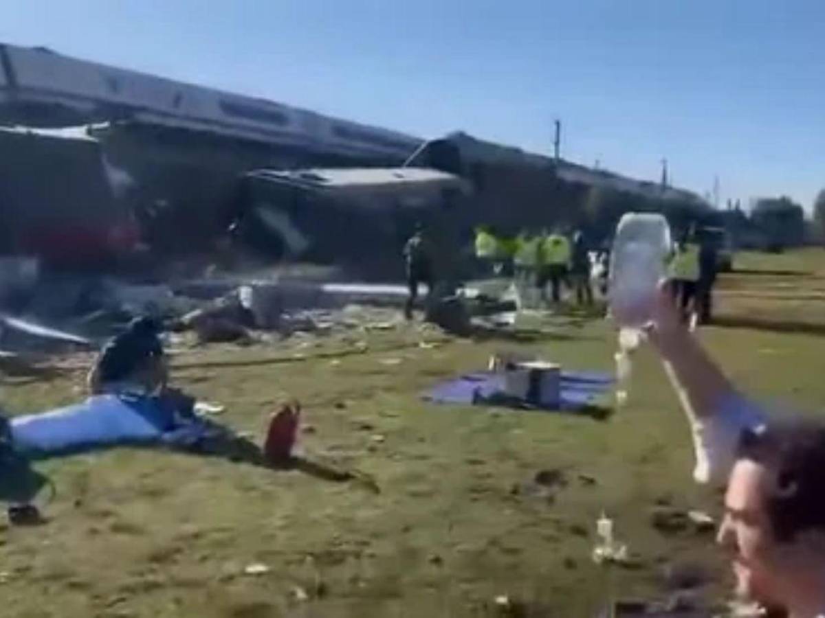 Dos trenes chocan y dejan al menos 64 muertos y decenas de heridos en España