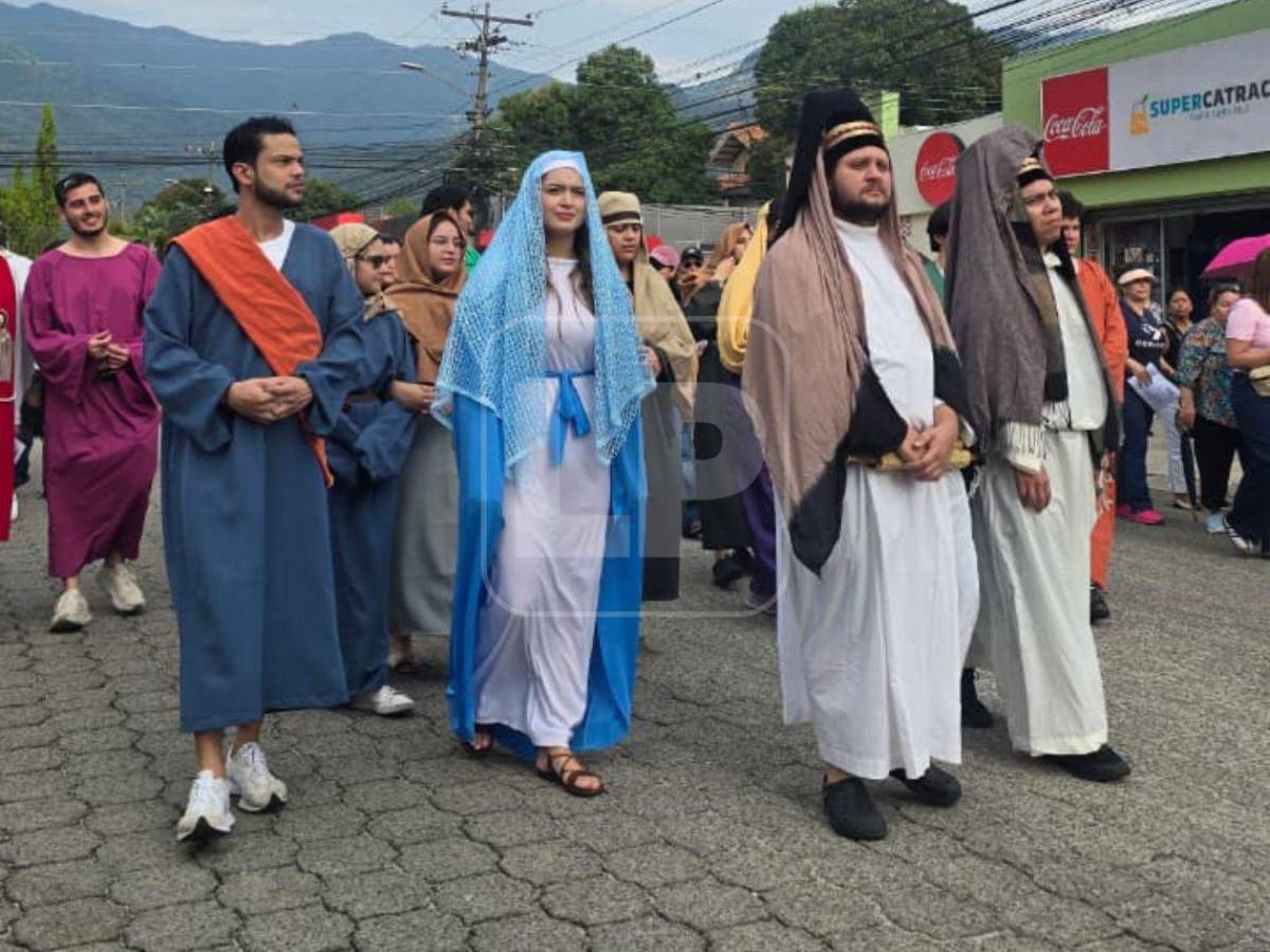 Fieles de parroquia Guadalupe participan en viacrucis