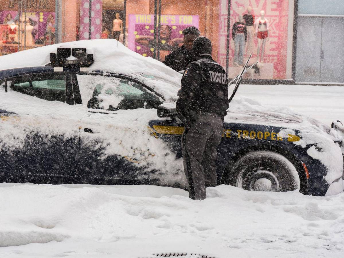 Histórica nevada en EE UU provoca caos y cancelación de miles de vuelos