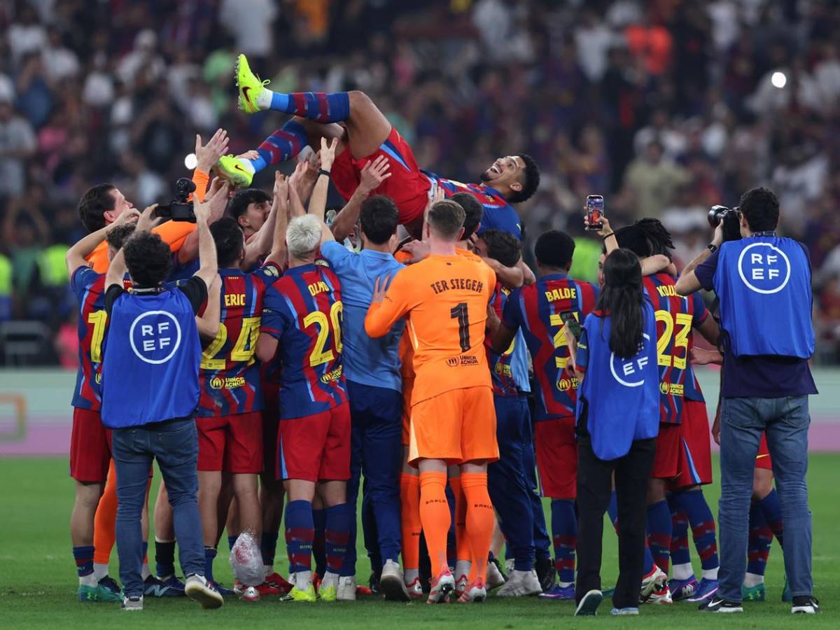 Barcelona festeja la Supercopa, el culpable de derrota del Real Madrid y burla de Raphinha
