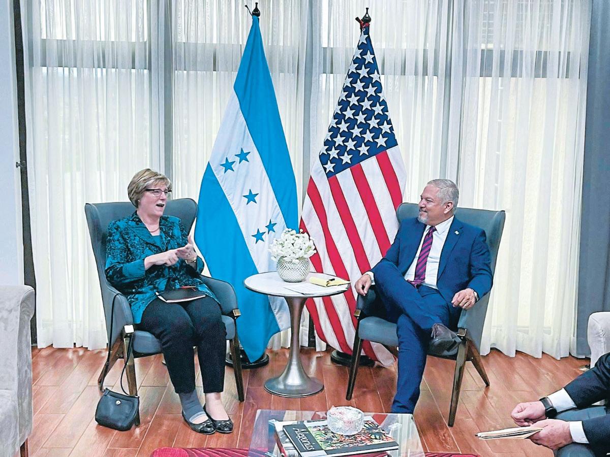 Laura Dogu y Enrique Reina intercambian información en lucha contra el narcotráfico