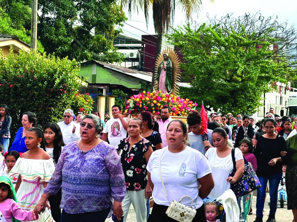 No hubo lluvia, pero sí muestras de fe y devoción en la iglesia y el templo de la parroquia que lució abarrotado durante las misas realizadas ayer en honor a patrona de México.