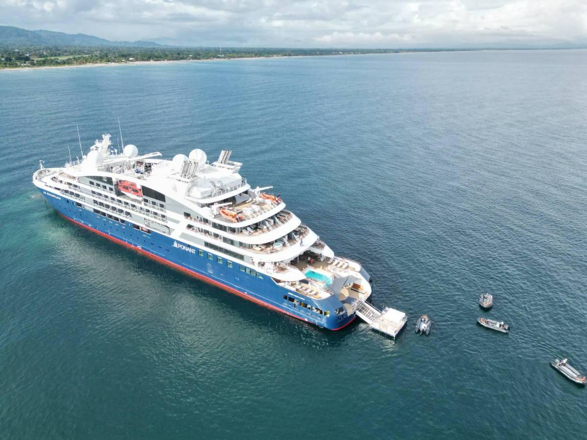 Lujoso crucero francés Le Bellot ancló en Tela con turistas que exploraron la bahía