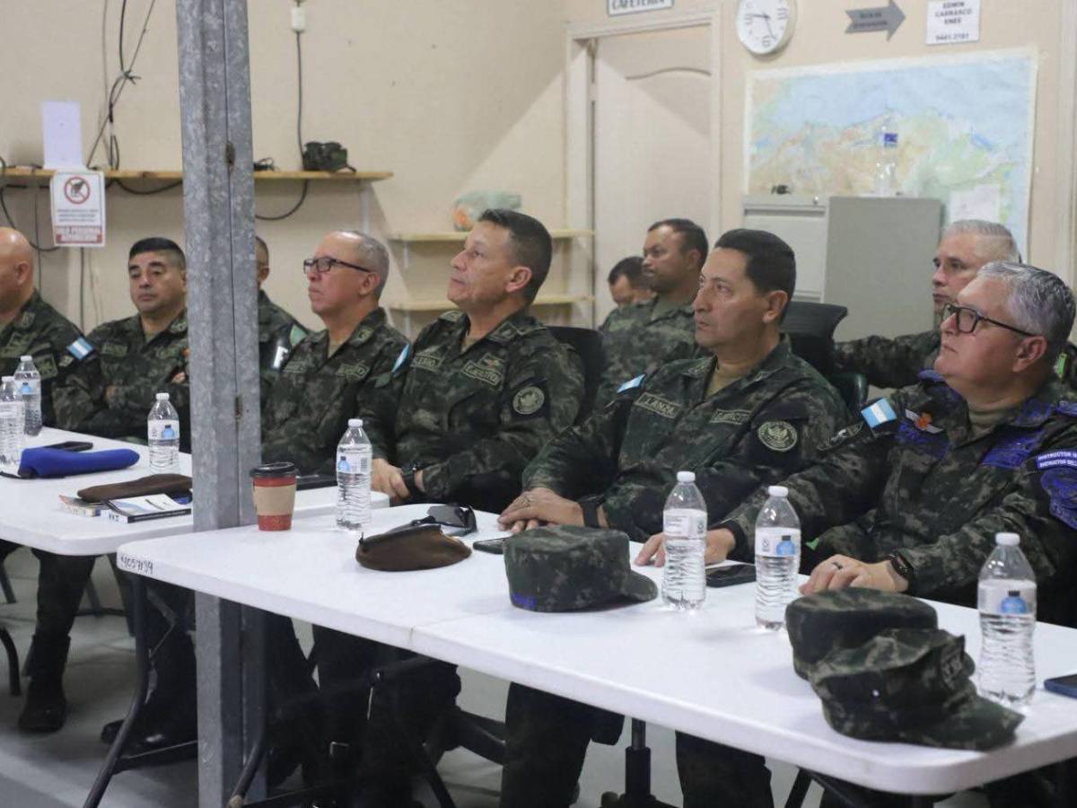 En imágenes: Así fue la visita del nuevo jefe de las Fuerzas Armadas al CLE