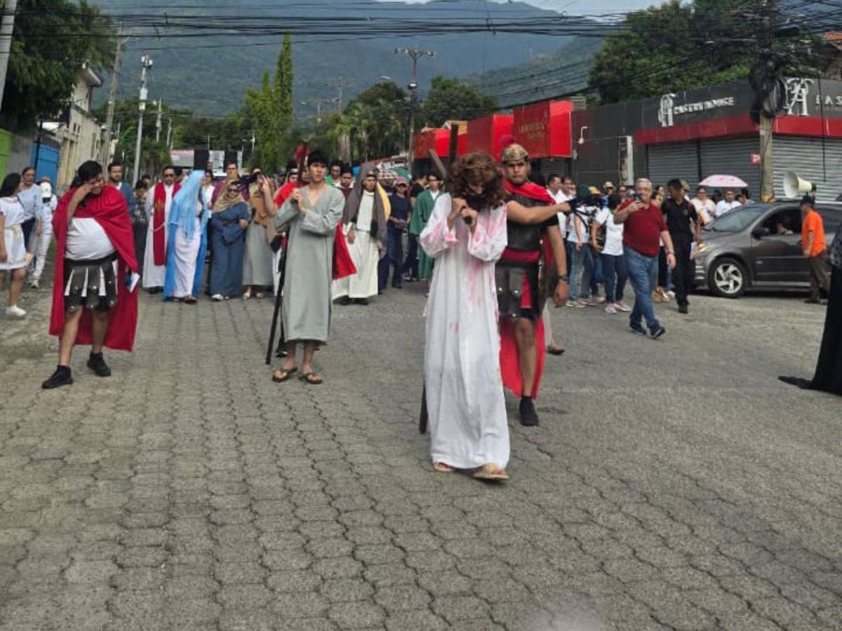 Fieles de parroquia Guadalupe participan en viacrucis