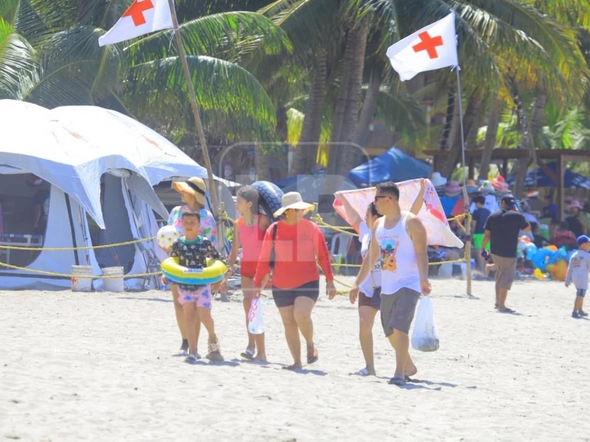 Ambiente cálido y tranquilo marca la Semana Morazánica en las bellas playas de Tela
