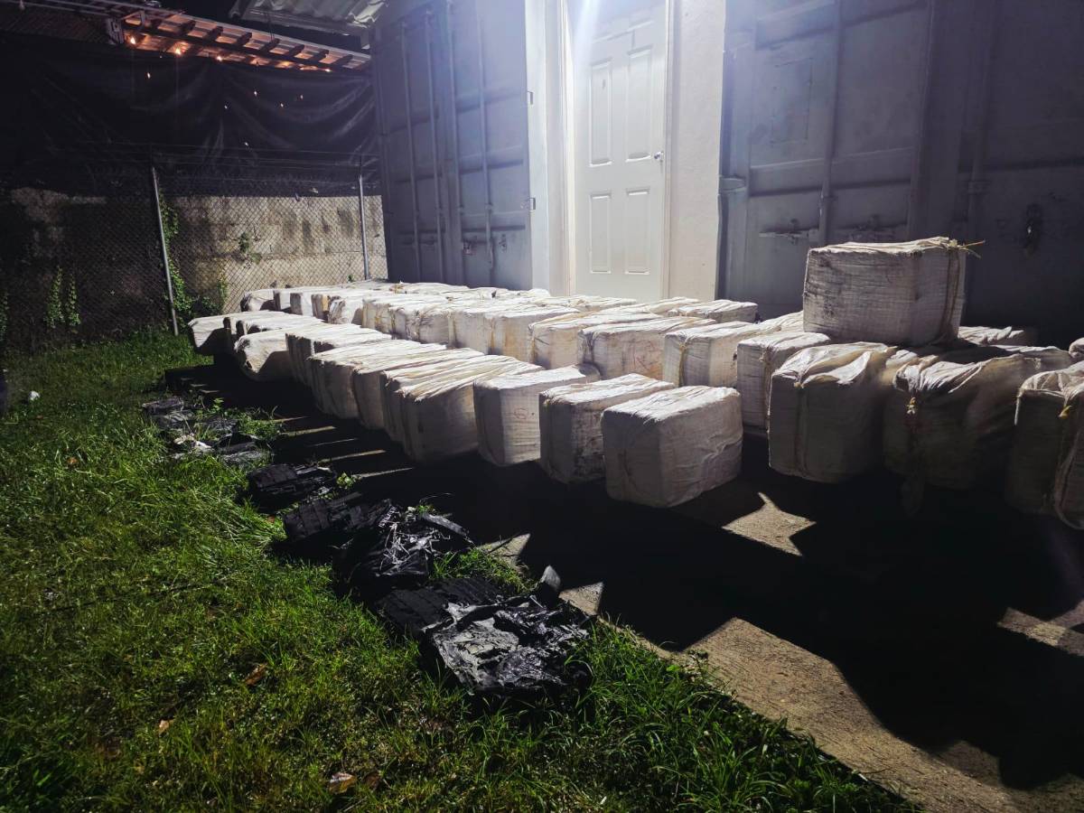 Caen tres hondureños con 56 fardos de cocaína y armas en un contenedor en El Progreso, Yoro