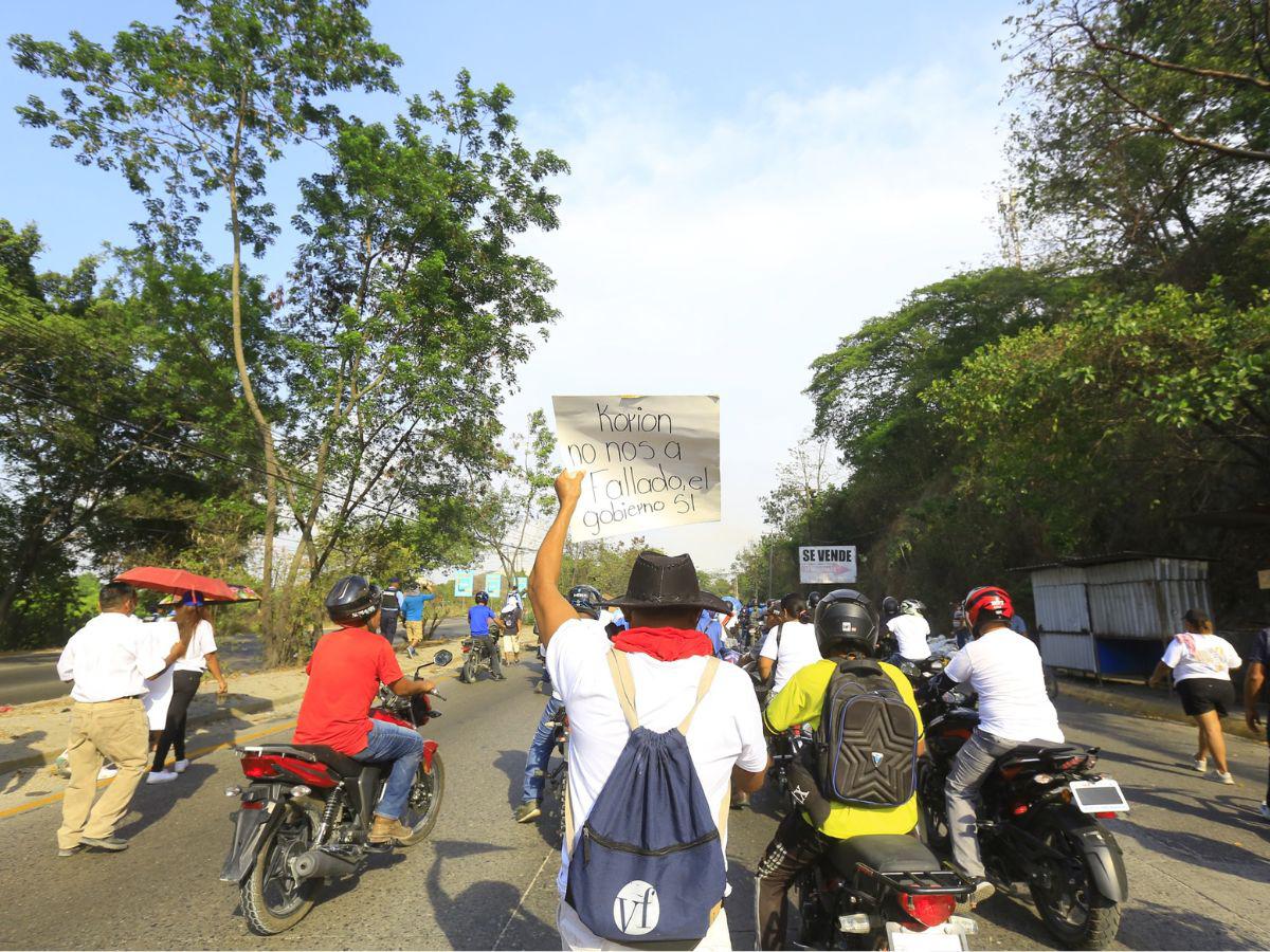 Pancartas, bocinas y gritos: así protestaron los socios de Koriun en Choloma