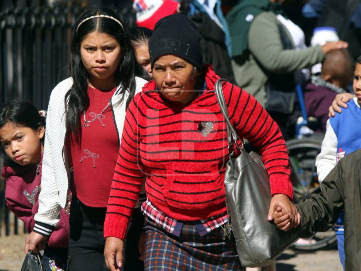 Ola de frío mantiene bien abrigados a hondureños, guatemaltecos y salvadoreños