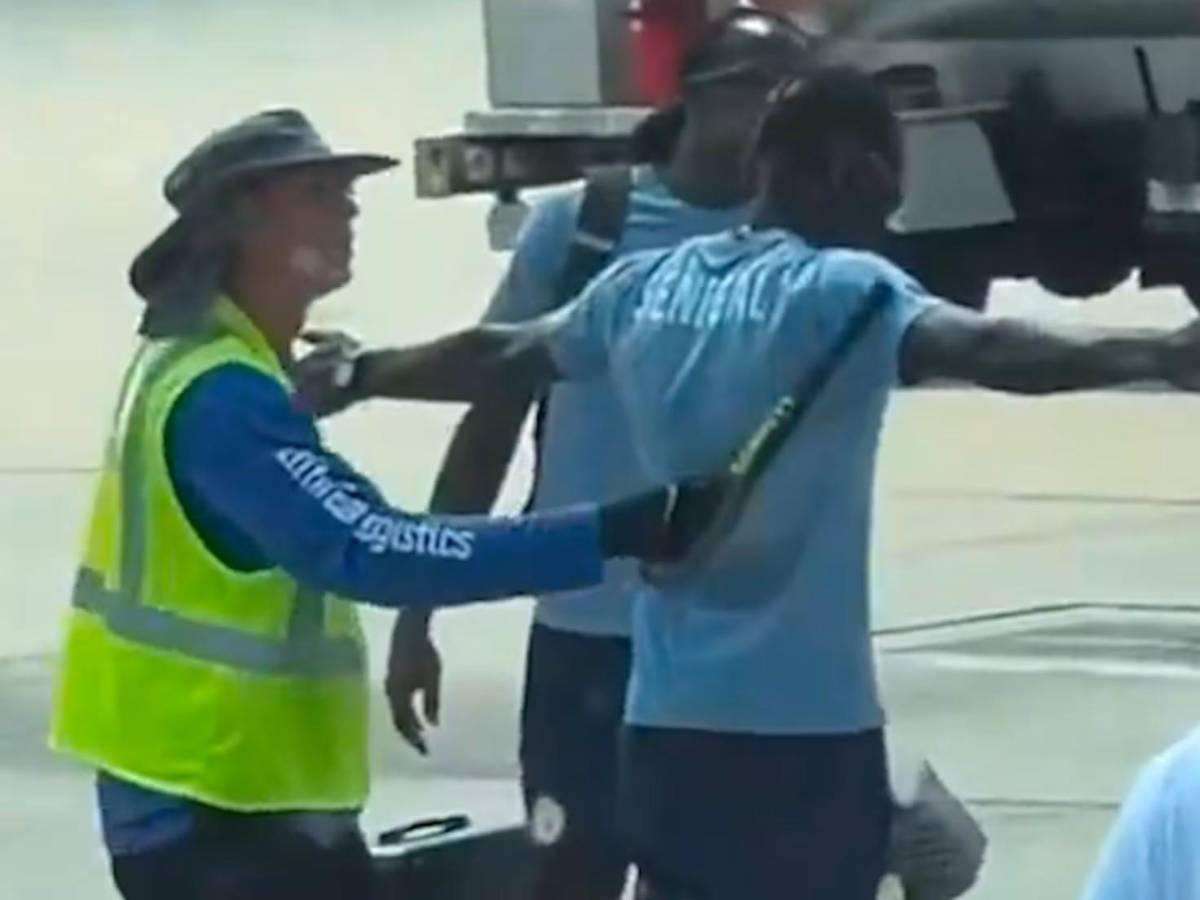 Como criminales: EEUU recibe con cacheos y perros rastreadores a selecciones del Mundial