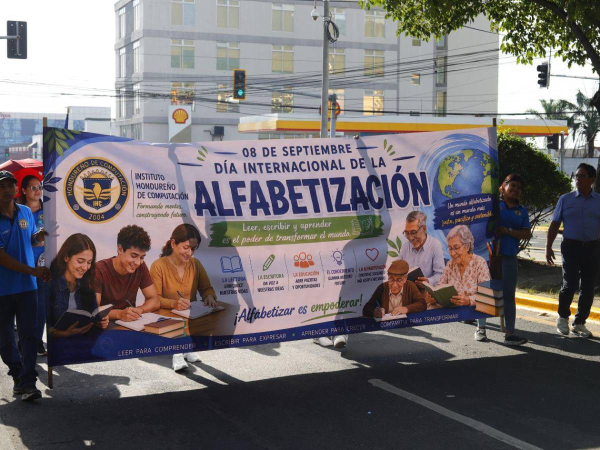Estudiante desfiló con su bebé en brazos: así fue la jornada por el día de la Alfabetización