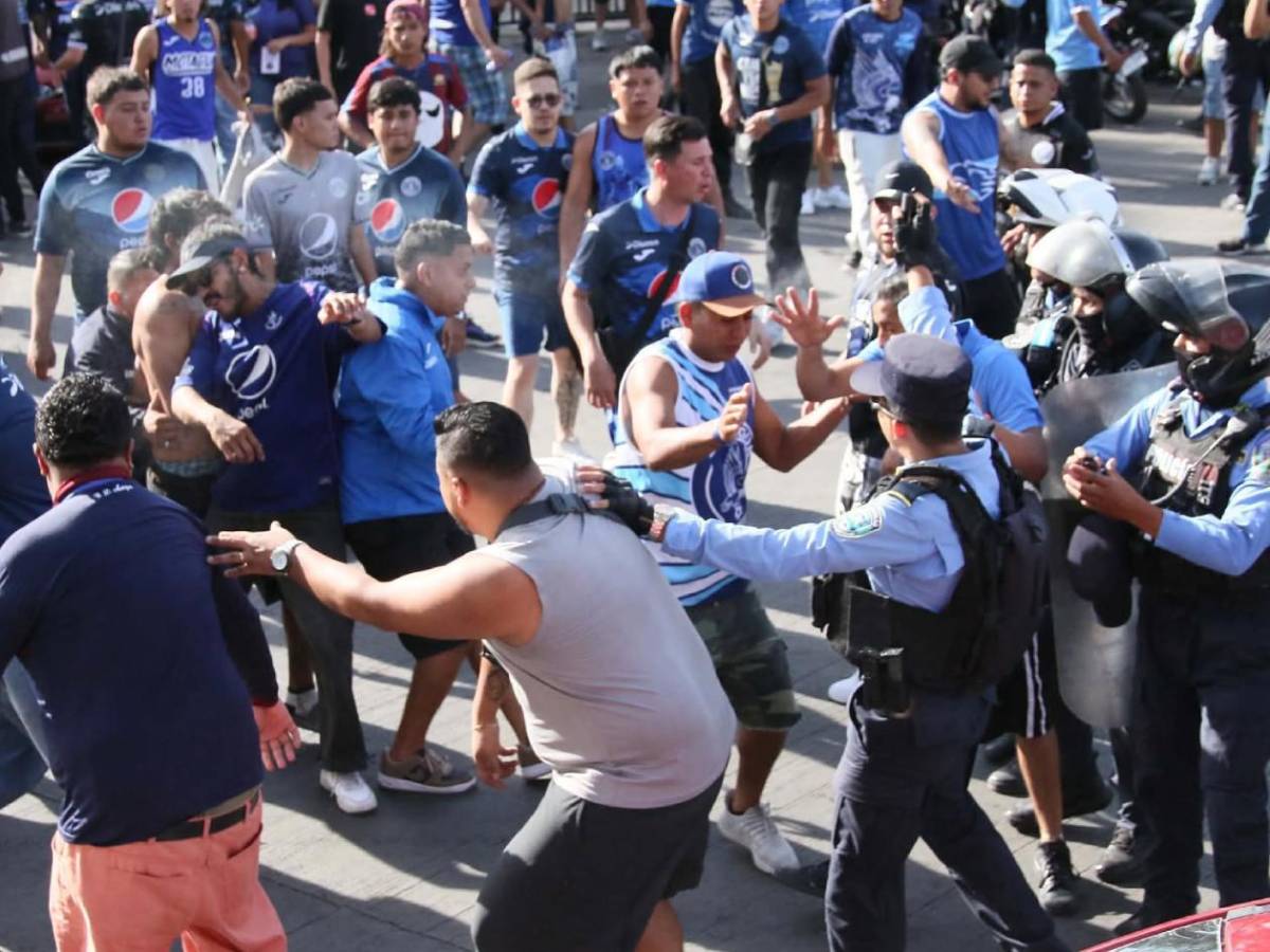 Imágenes impactantes: Terror en clásico Motagua - Olimpia tras escenas de violencia