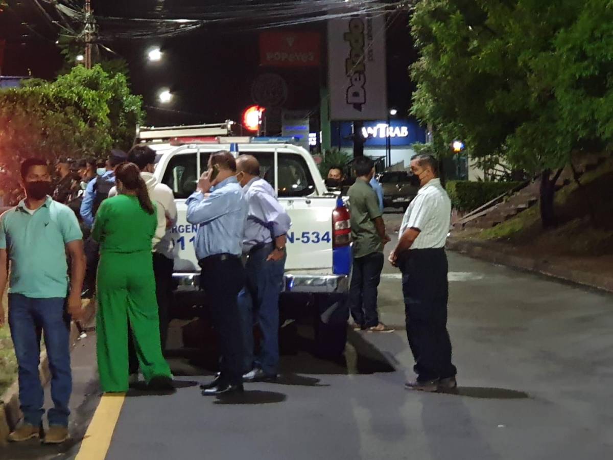 En horas de la madrugada, el expresidente Lobo Sosa llegó hasta la escena de la masacre en la que murió asesinado su hijo, quien fue identificado como Said Omar Lobo.