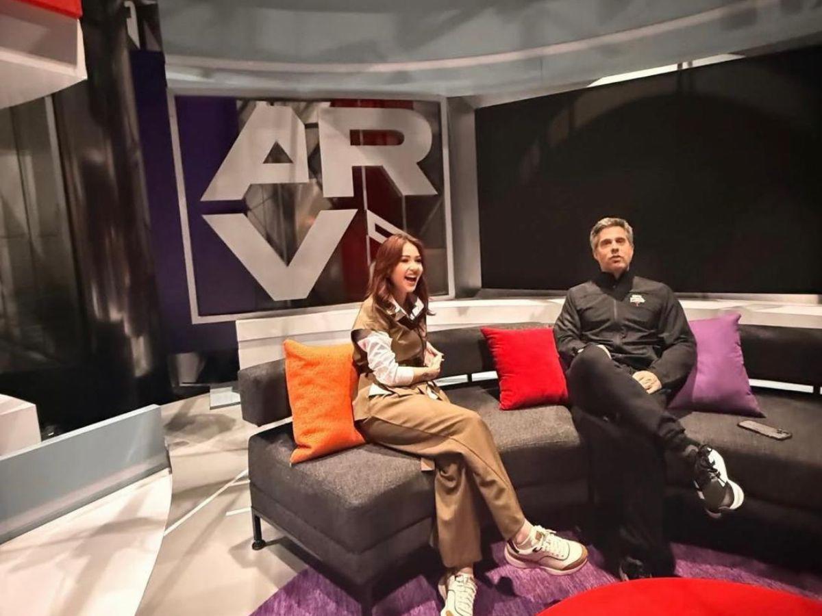 ¿Nuevo trabajo? Jennifer Aplícano sorprende desde Telemundo