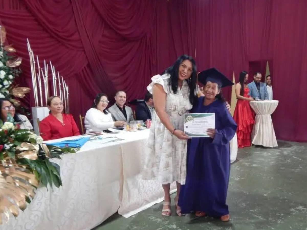 Alegría en Yoro: A sus 65 años, doña Vicky cumple su sueño de graduarse