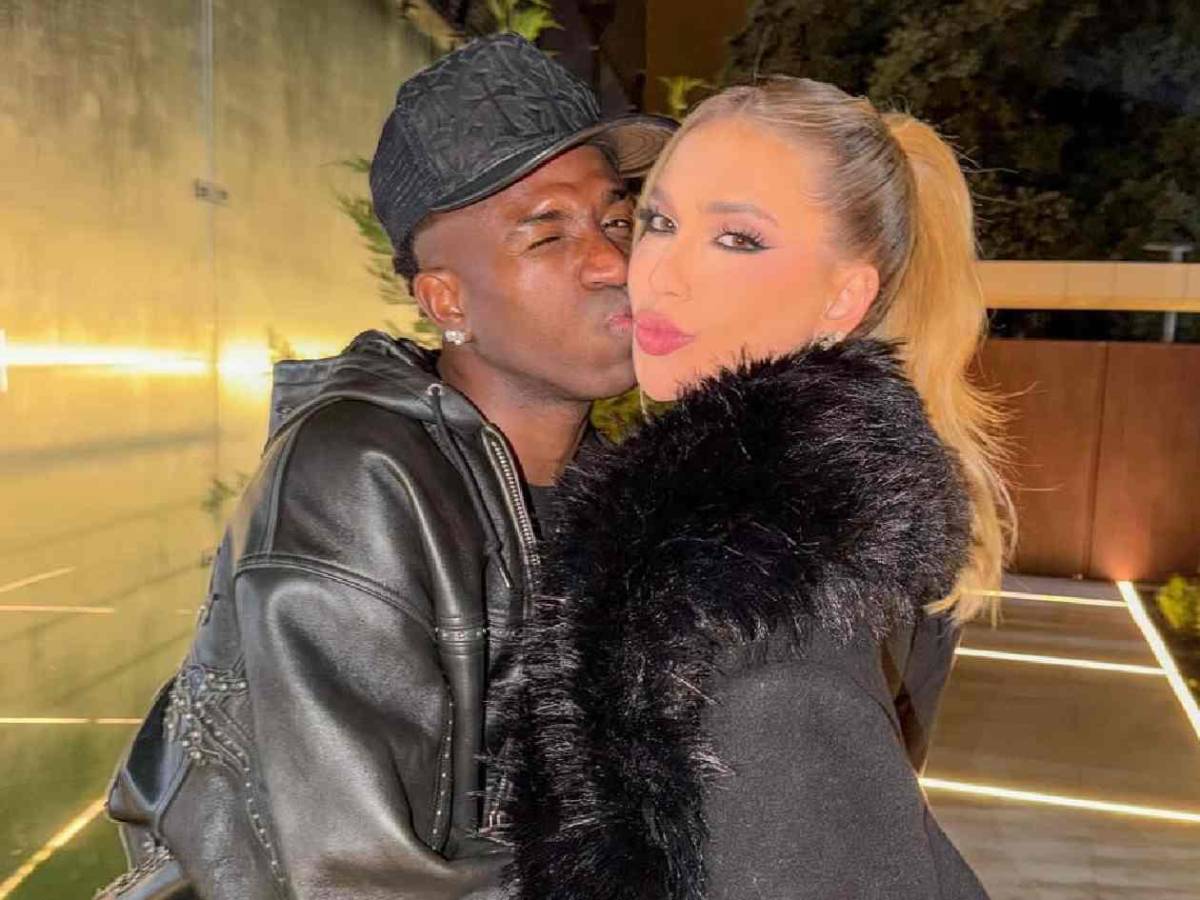 Novia de Vinicius sorprende besando a otro hombre; el brasileño reacciona