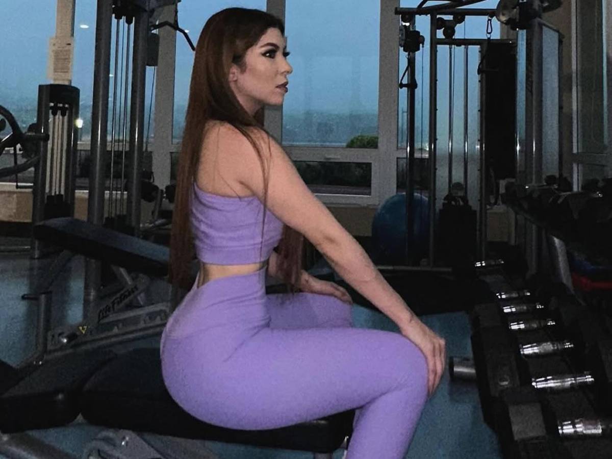 Novia de futbolista extranjero de Liga Nacional cautiva con fotos en la playa