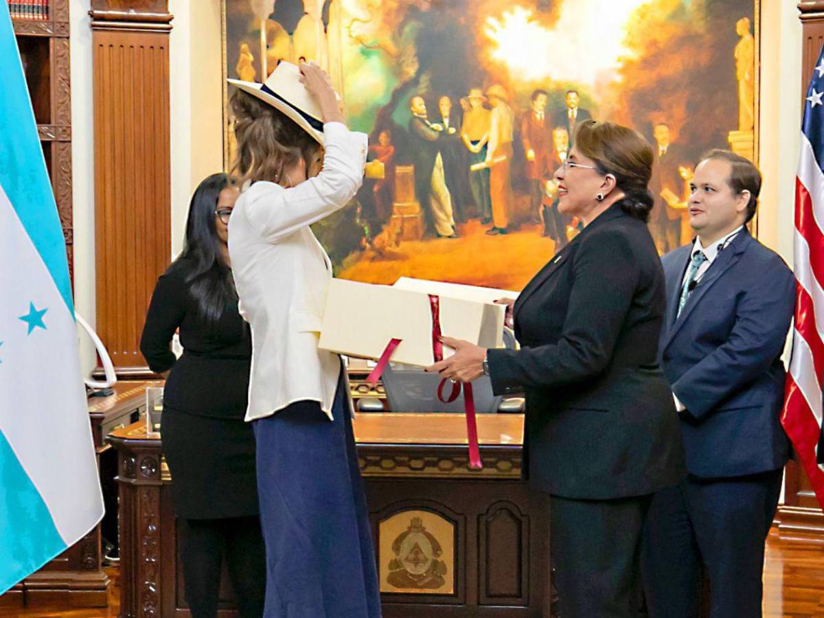 El obsequio de Xiomara Castro a Kristi Noem, secretaria de seguridad Nacional de  EUA