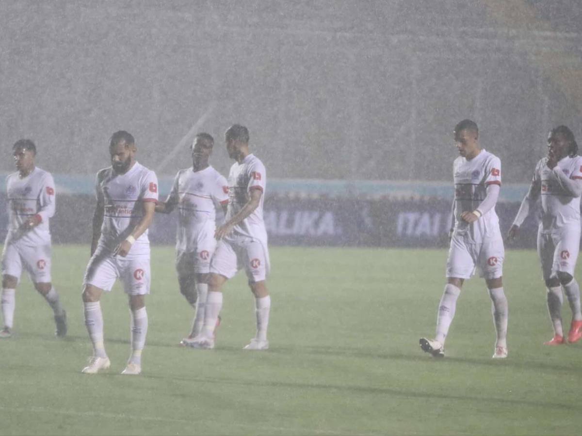 Bellas chicas cautivan, show del DT de Motagua y la fuerte lluvia en el Olimpia - Olancho