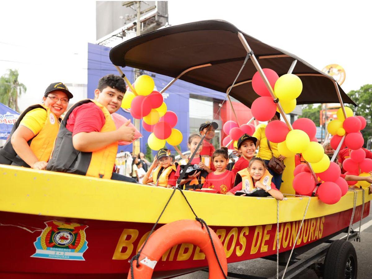 Sampedranos se visten de color y alegría en su desfile de carrozas