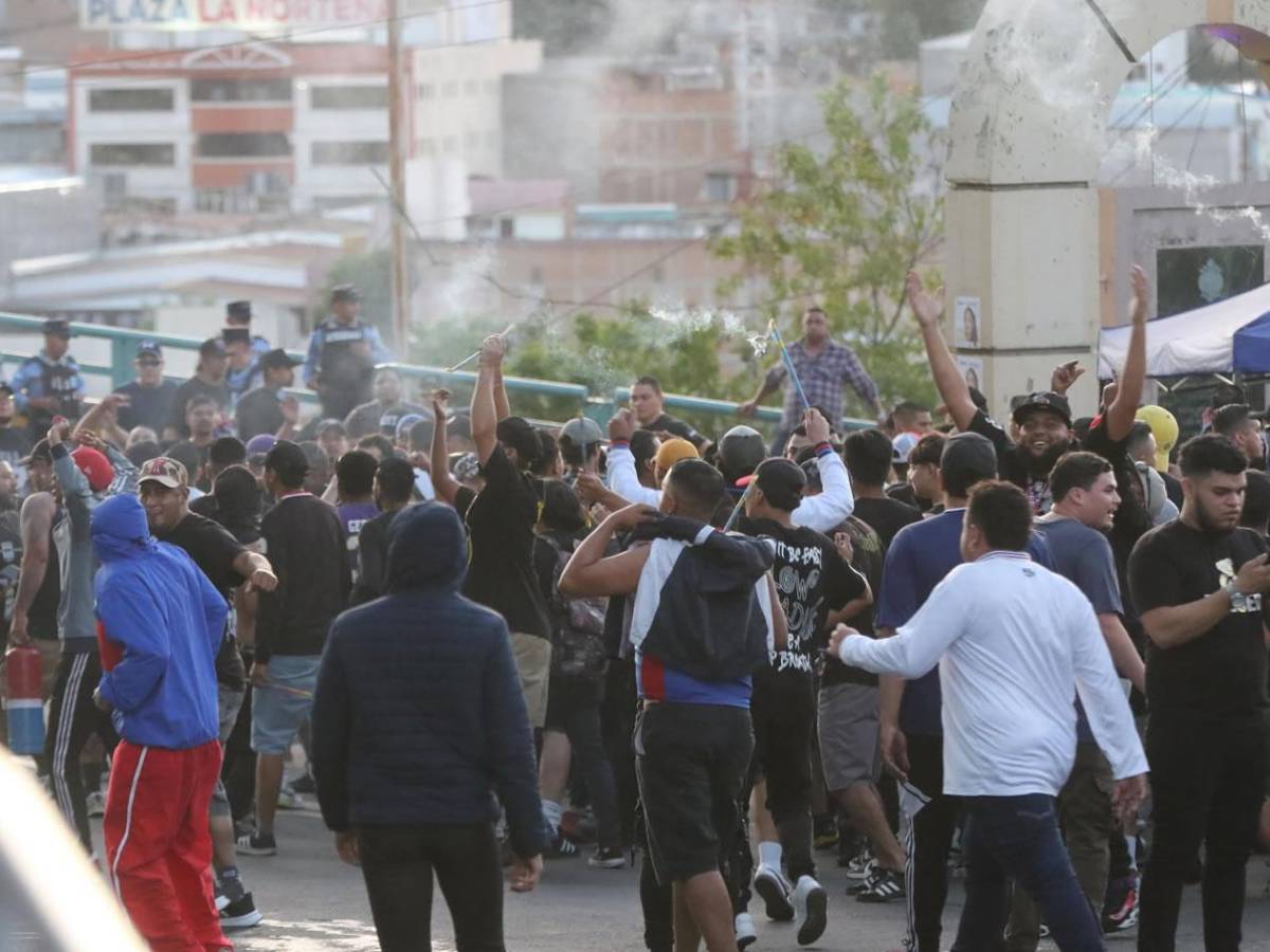 Disturbios: barras de Motagua y Olimpia se enfrentan afuera del Nacional
