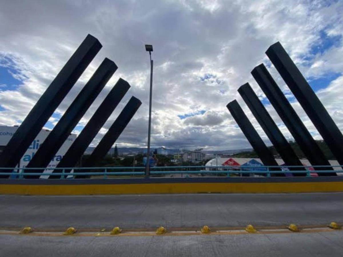 Así luce la estructura ornamental instalada en el puente Juan Pablo II