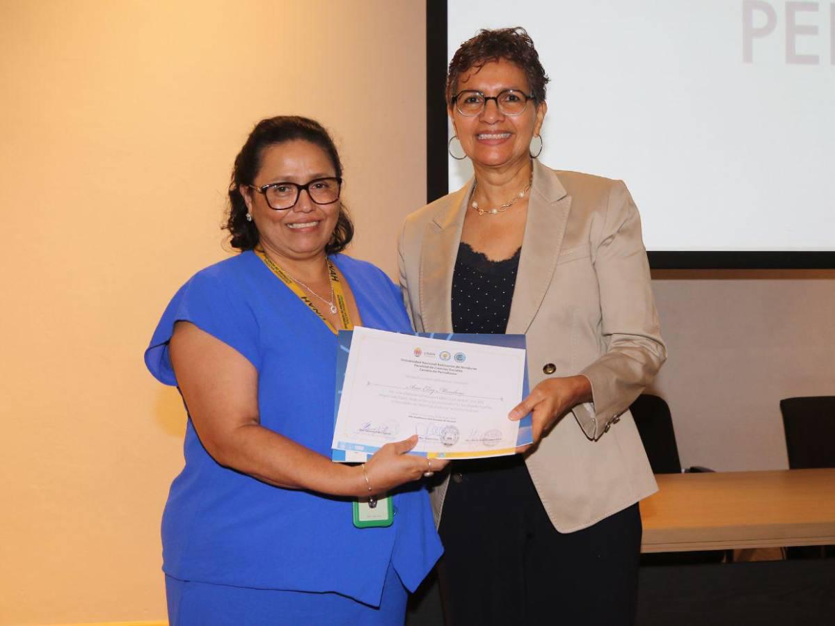 La Unah brinda especial reconocimiento a 10 egresados de la carrera de Periodismo