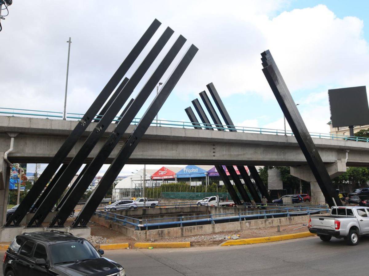 Así luce la estructura ornamental instalada en el puente Juan Pablo II