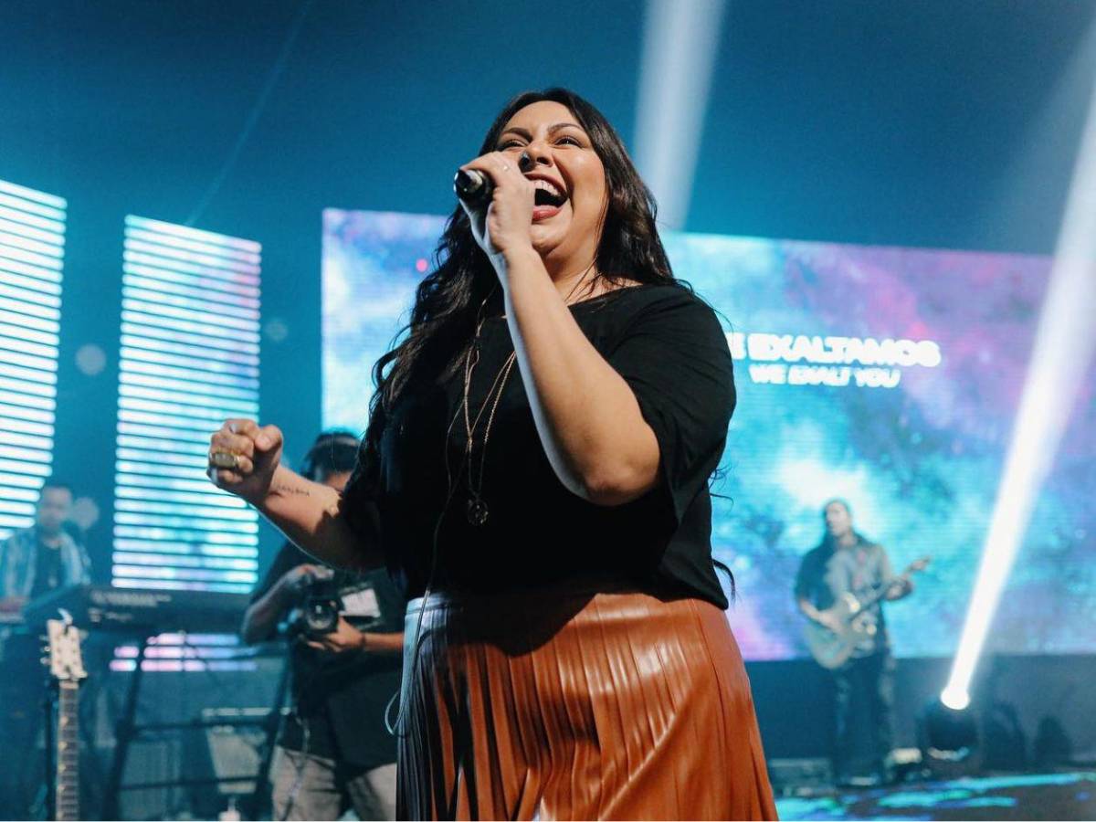 Cantante cristiana cantó gratis en boda de su pastor y terminó humillada