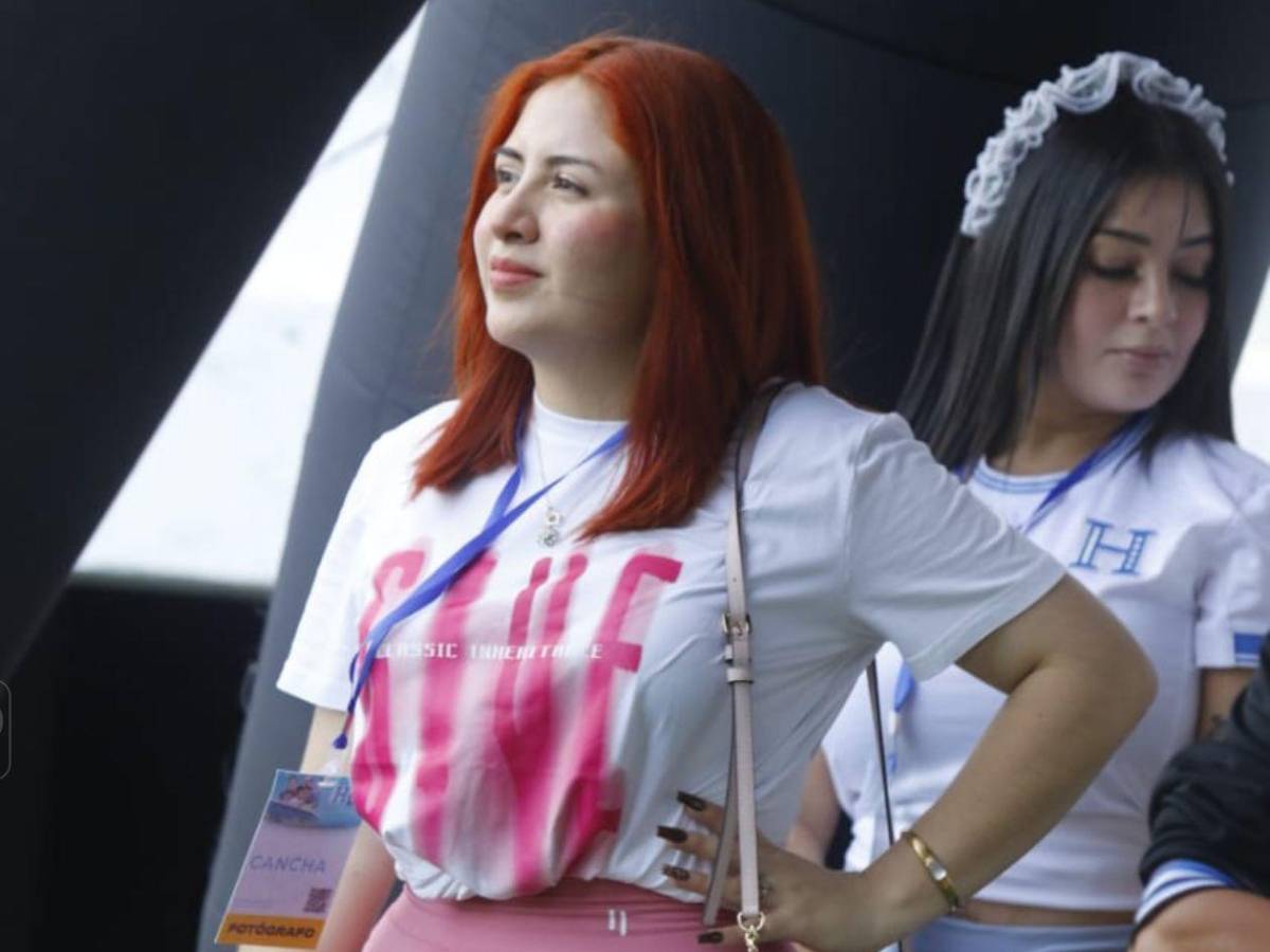 Las bellas chicas que adornan el ambiente en el partido de tiktokers